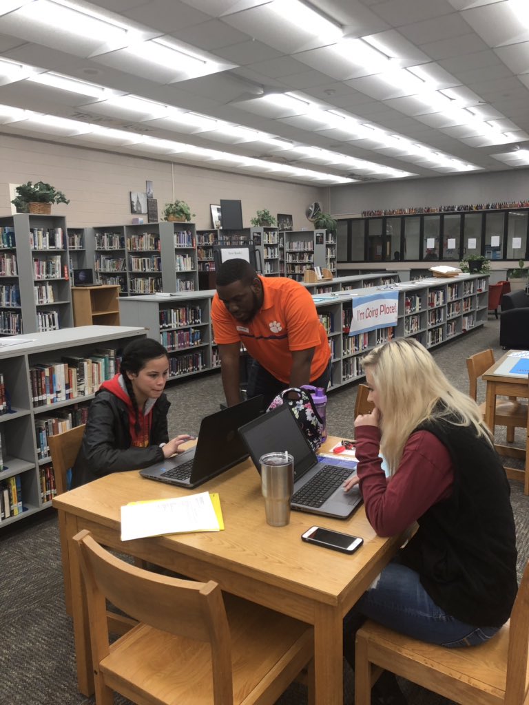 FDHSCommons's tweet image. It's #CAMSC2018 at FDHS today! Thanks to all of the college reps who have joined us and good luck to our seniors! @ClemsonUniv @ECPICCS @DenmarkTechSC @CofCAdmissions @CSU_Admissions @MorrisColl1908 @FDPatriot