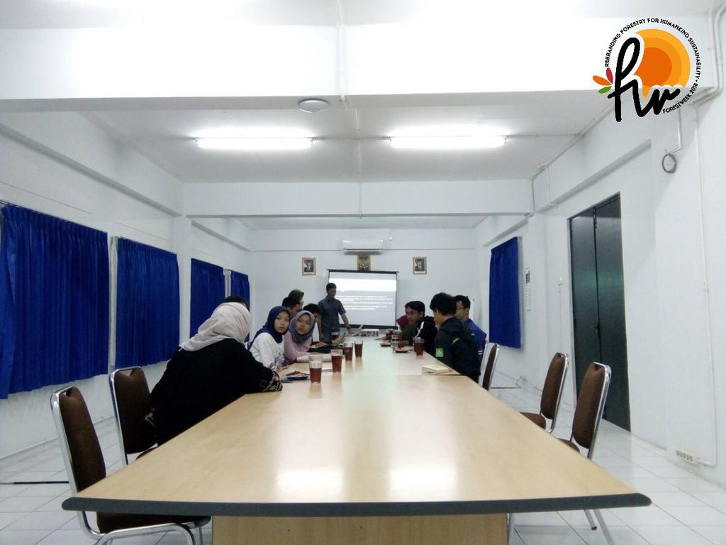 forestweekugm's tweet photo. [TECHNICAL MEETING]

Sedang berlangsung technical meeting National Paper Competition. Semangat para mahasiswa! Semoga berhasil untuk presentasi besok pagi!

#forestweek2018 https://t.co/rc3hGlR4Td