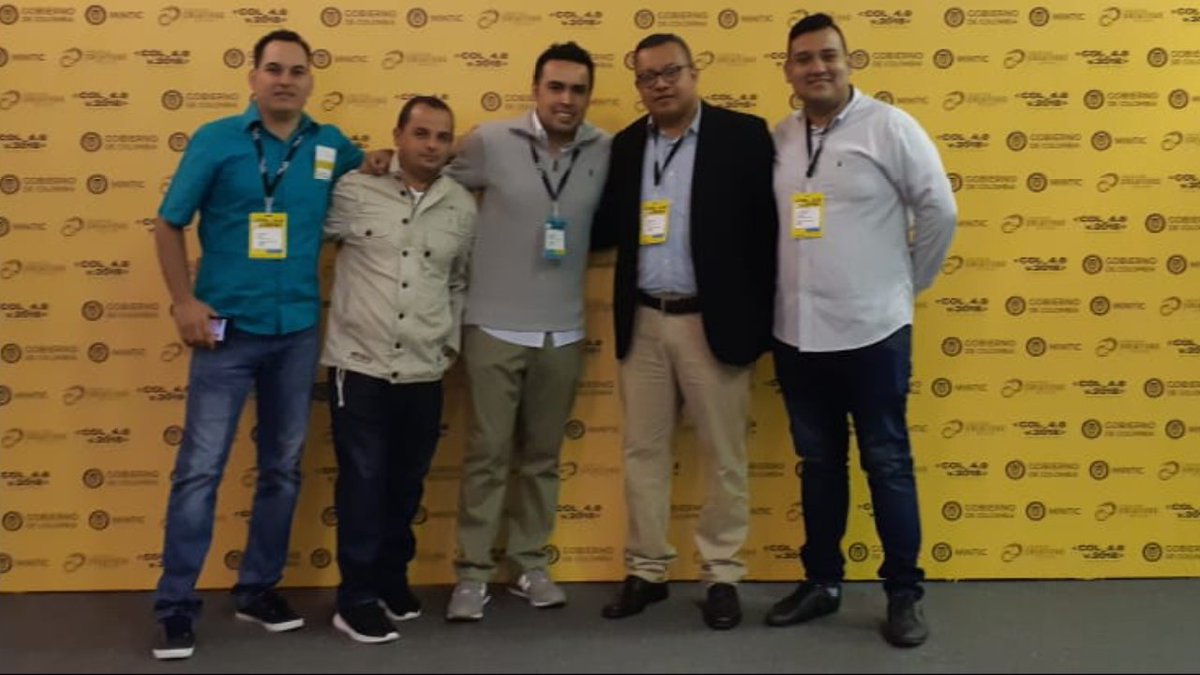 jkpalomeque's tweet image. #Col4.0
Con la ministra de las TIC, Sylvia Constaín y el equipo de líderes de tecnología en el evento Col_4.0