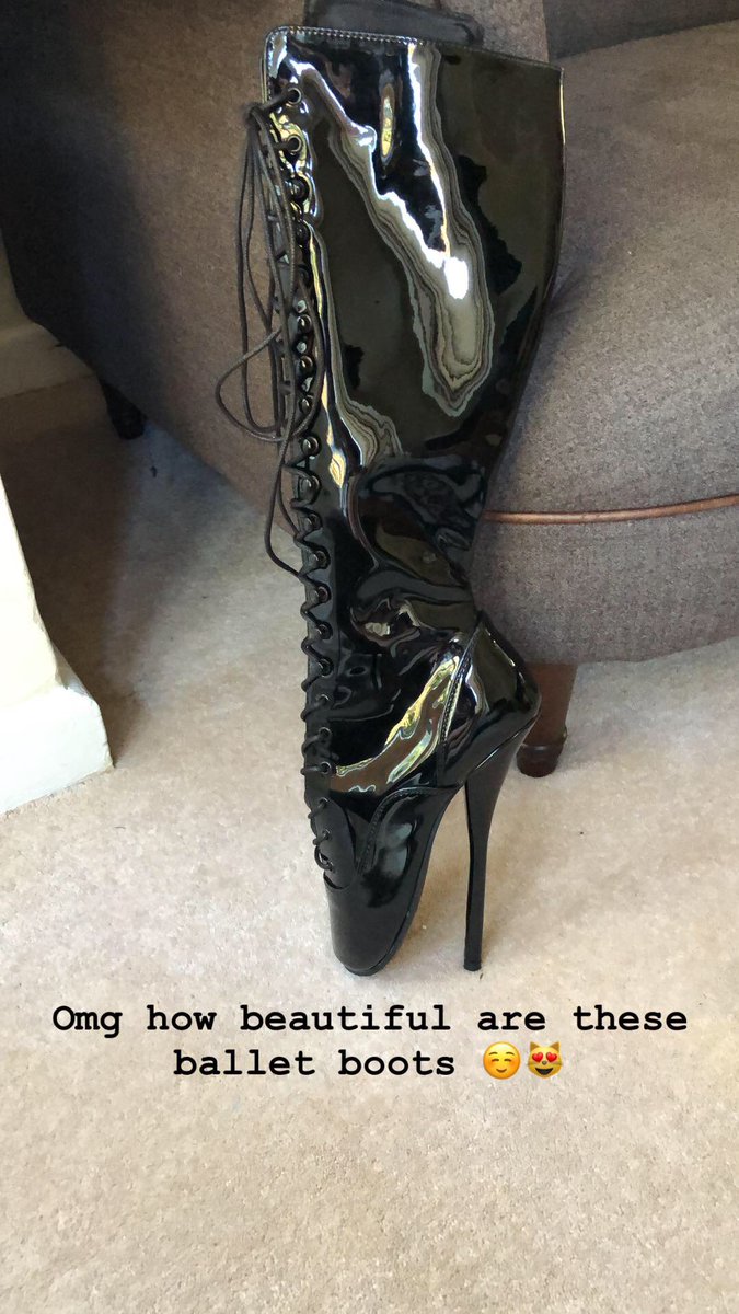 QueenMorningst's tweet photo. I'm in total fetish fashion love. These pleaser boots defiantly aren't made for walking. Thanks to my loyal and devoted sub I'll be making some fierce photosets with these beauties #fiercebitch #fetishboots #ballerinaboots #latex #fetishfashion #wishlistgifts #devotedsub #domme https://t.co/QuJO8BnfLv