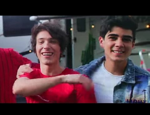 VillaleyvaWendy's tweet photo. En el minuto 1:25 a Alonso le toca cantar “me quieres tú" y voltea a ver a su novio 
AHHHHHHHHHHHHHH 😭
JALONSO 

#FondoDePantalla https://t.co/EAUpHaABof