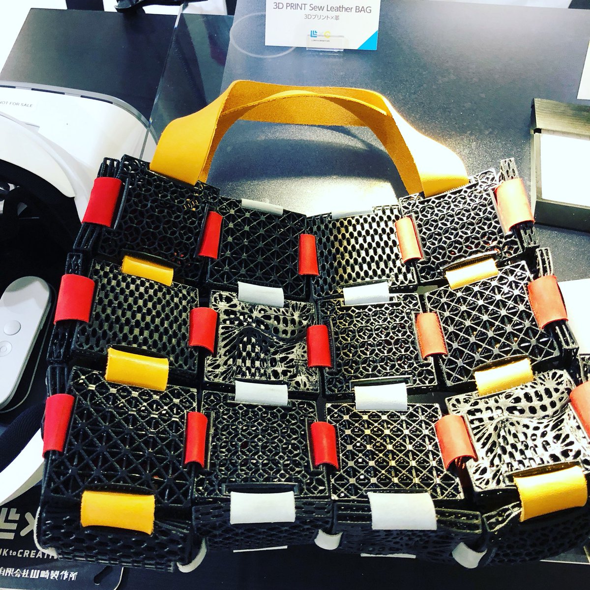 unosuke's tweet photo. ヒカリエで開催されてた #PLUG_IN 展にて。#Carbon3D による #3Dプリント と革製品の複合によるバッグが展示されてた。触感がなかなか良かった。 https://t.co/NyB6KadAVV