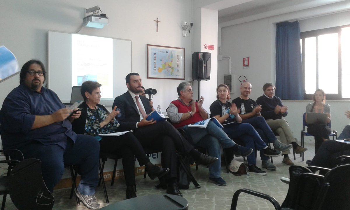midiedu4's tweet photo. @mantralex "Internet non esiste. Voi l'avete mai conosciuto? Esiste la società." Oggi #MidiEdu40 è a @convsulfuturo per pralare di #educazionemediterranea https://t.co/y4yVXrqpOj