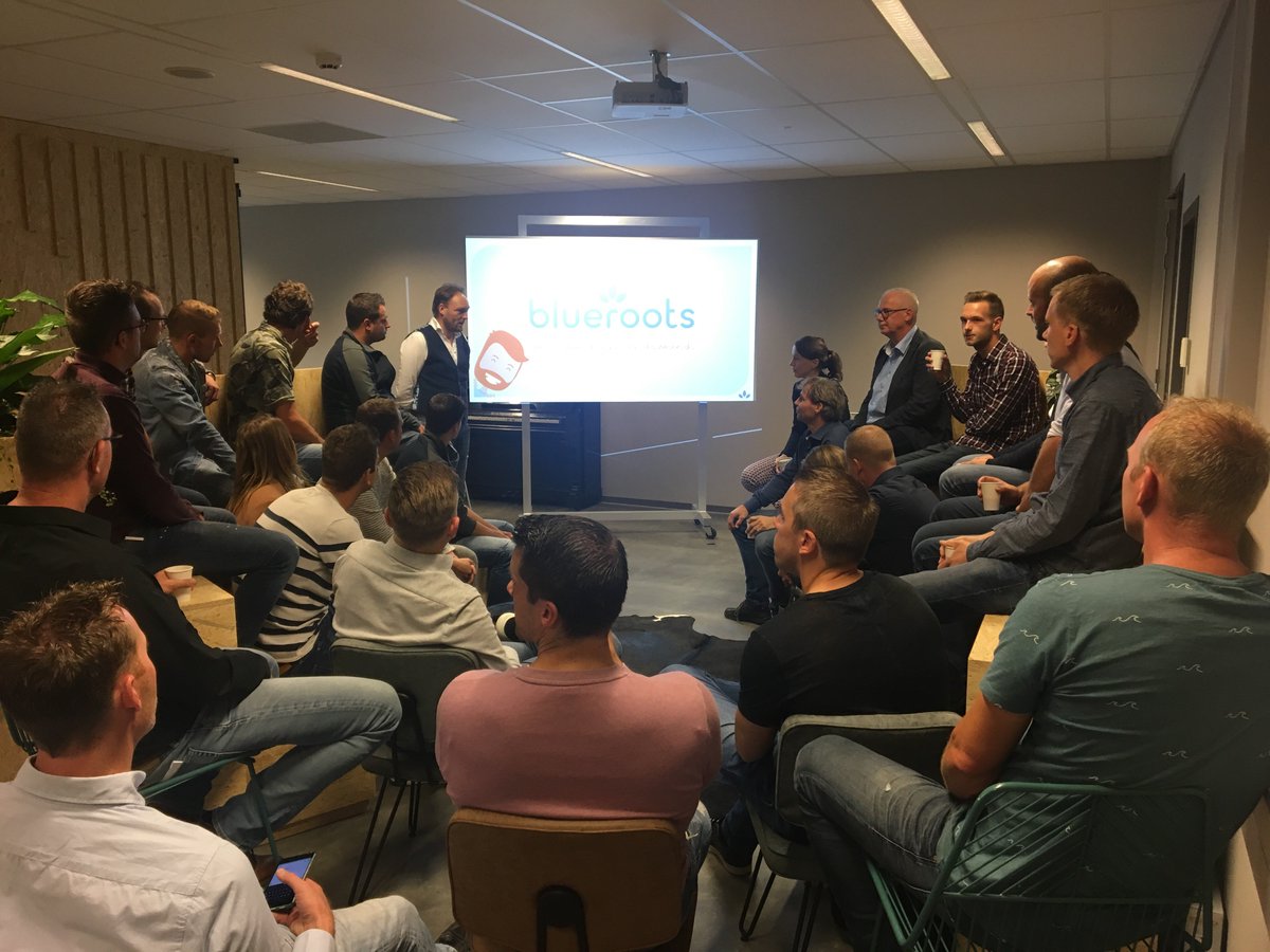 Blueroots_com's tweet photo. Afgelopen woensdag hebben wij 30 enthousiaste leden van Producers Young Network Group over de Blueroots-vloer gehad! https://t.co/Ui8afwjMyG