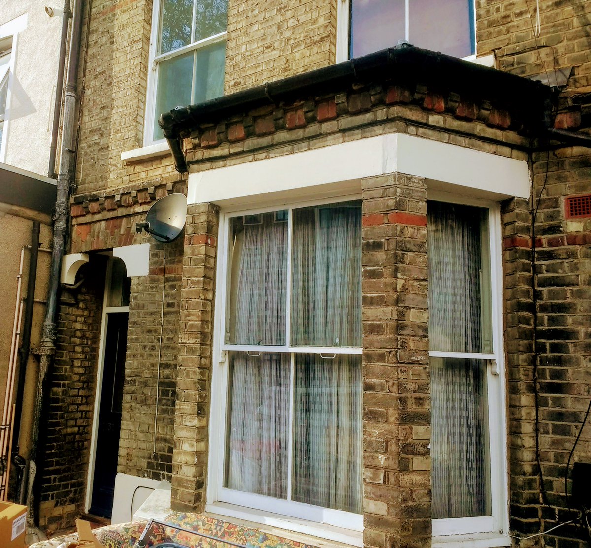 D_R_Weatherall's tweet photo. The flats next door. 40% of converted flats are in London: 10,000s of single glazed, electrically heated, under-insulated homes. Difficulties of improving these homes a big reason why London misses out on ECO &amp; other funding. Lets find solutions - mtg @uk_ace  7th Nov. 10-12am. https://t.co/CZZtQPC5EW