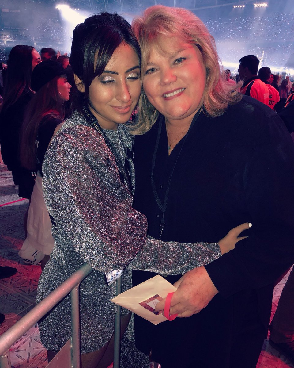 taysavedsonia's tweet image. Thank you so much Mama Swift for turning a nightmare into a night I will never forget. I love you so much and I love Taylor and I’ll never forget you telling me I was “Full of love” 💗 @taylorswift13 @taylornation13 #RepTourMelbourne #RepTourAustralia