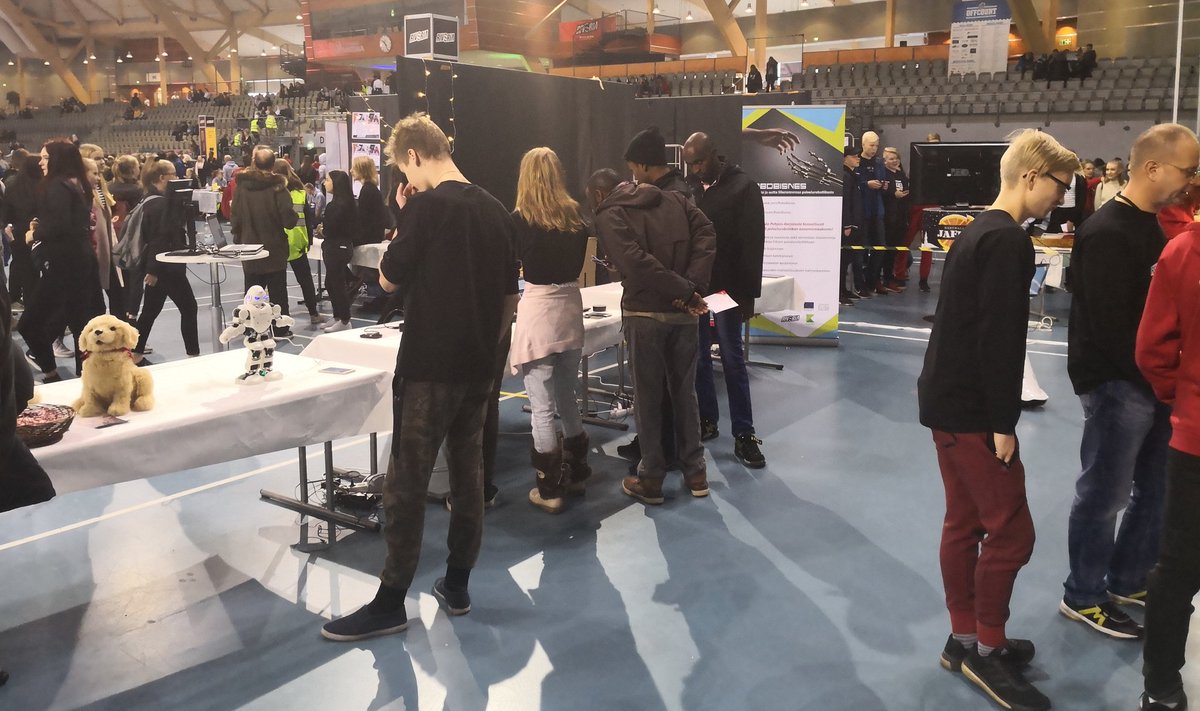 Robotivolin eka kerta onnistui hyvin. Datanomi - opiskelijat hoitivat robottien esittelyt @riverialainen Toisen asteen yhteys - tapahtumassa #RoboTivoli #robot #datanomit