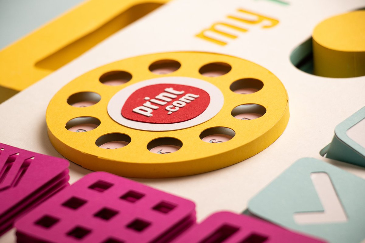 Histoire vraie: l’art en papier que vous voyez sur toutes nos photos est fait à la main. Les ingrédients pour un tel résultat? Savoir-faire, passion, créativité et beaucoup de colle. Et bien évidemment, deux artistes qui adorent le challenge! #artenpapier #printdotcom #makingof