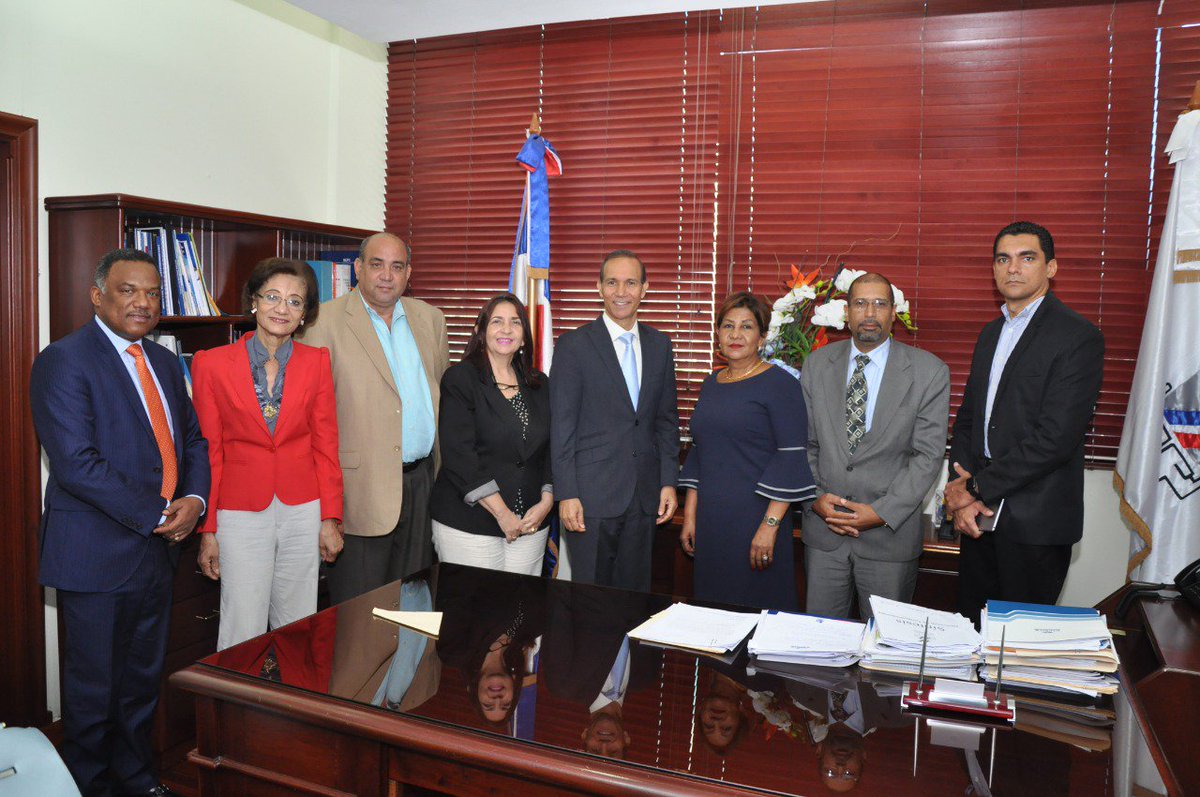 El ministro de Trabajo <a href="/winstonsantosu/">Winston Santos</a> se reunió este jueves en su despacho con representantes de la Asociación de Industrias de la Romana, donde trataron temas de interés para el sector.