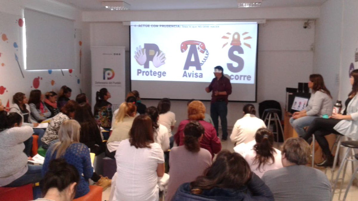 FedeBerardiOk's tweet photo. Hoy arrancamos el viernes en Villa 21-24 con la segunda clase del curso de Promotores Socio-sanitarios en la Comunidad que organiza @DefensoriaCABA. @trottaoscar #DefensoriaEnVillas #PromoverDerechos https://t.co/lob2GAzUUj