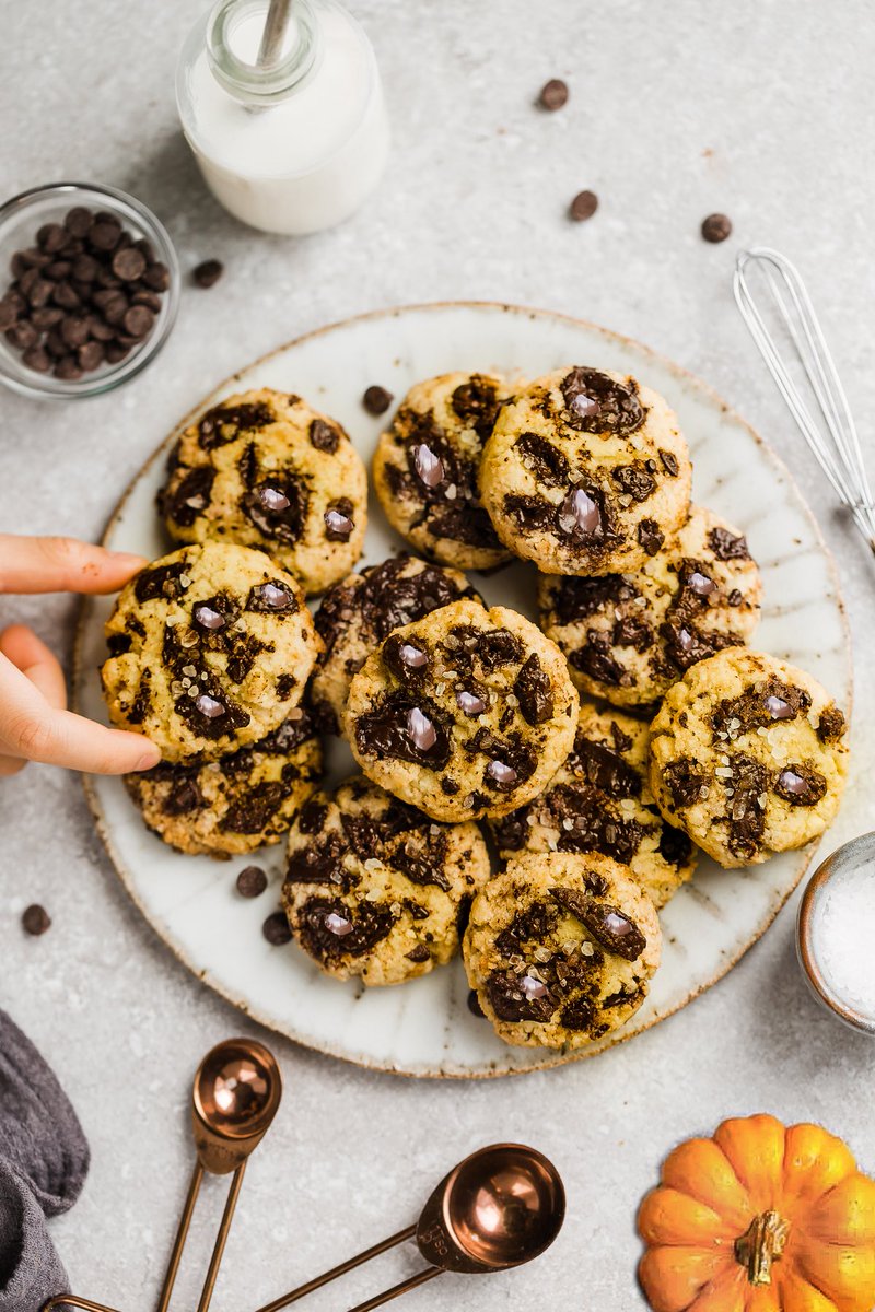 Pumpkin Chocolate Chip Cookies 🍪🎃 lifemadesweeter.com/keto-pumpkin-c… #NationalPumpkinDay #keto #paleo #lowcarb