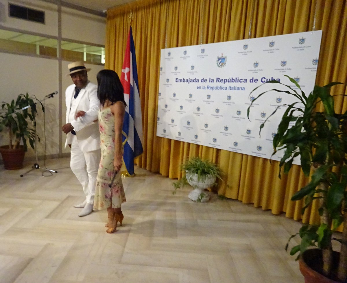 NotiCultCubaIt's tweet photo. Celebrazione in #Roma #Italia per la #cultura #cubana. Sala #CeliaSánchez @EmbaCuba_Italia #25oct2018. Il pubblico apprezza la forza dell'identità e la vocazione sovrana della cultura di #Cuba @JoseCarlosRguez #CubaesNuestra  #HacemosCuba @CulturaCubaIta https://t.co/N2dBRWPN5Q https://t.co/ZaxUqhseQu