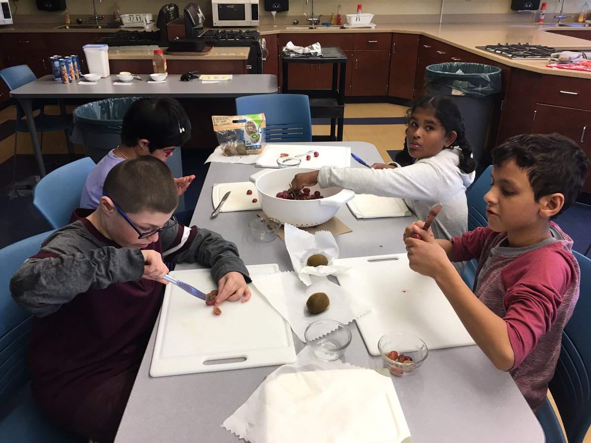 BChesseri's tweet photo. Keeping it healthy, making fruit salad with my favorite students. @JAMS_Knights https://t.co/zAAxRjueWR