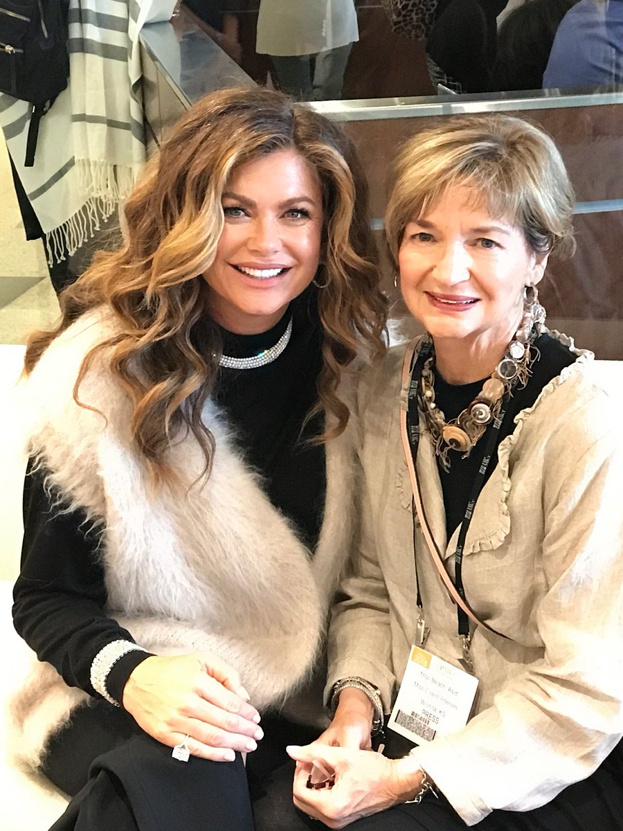 I loved the wellness theme throughout high point this time around. Kathy Ireland had some great insight about wellness in our homes. Check it out on this weeks blog!
mitzibeachdesign.com/kathy-ireland-… 
#wellness #lifesizing #agelessdesign #highpoint #wellnessbydesign