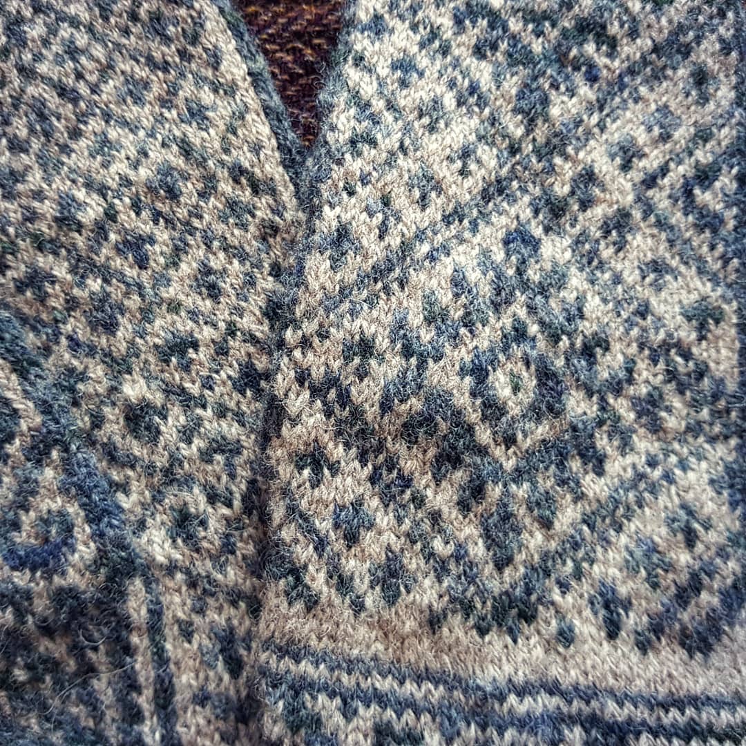 Realised I never posted a photo of these bad boys once they were finished! I absolutely LOVE them!

Beautiful #yarn by <a href="/Jamieson_Smith/">Jamieson & Smith</a> &amp; <a href="/UistWool/">Uist Wool</a> (dyed by @oldmaidenaunt), stunning pattern by <a href="/foxberrymitts/">Heather Desserud</a>. I'm so happy it's cold enough to wear them now! 

#knitting #handmade