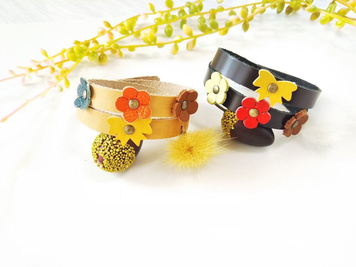 Graceyujewelry's tweet photo. #ミンネ さんにて出品致しました #レザーフラワーブレスレット #ファー取り外し可能 #バングル 😃 ３枚目は 委託先 #アンボンボンボンマルシェ 様に納品させていただきます。ごゆるりとご覧下さいませ😃 #ミンネで販売中  #minne #ハンドメイドアクセサリー https://t.co/35cIaWWMuv