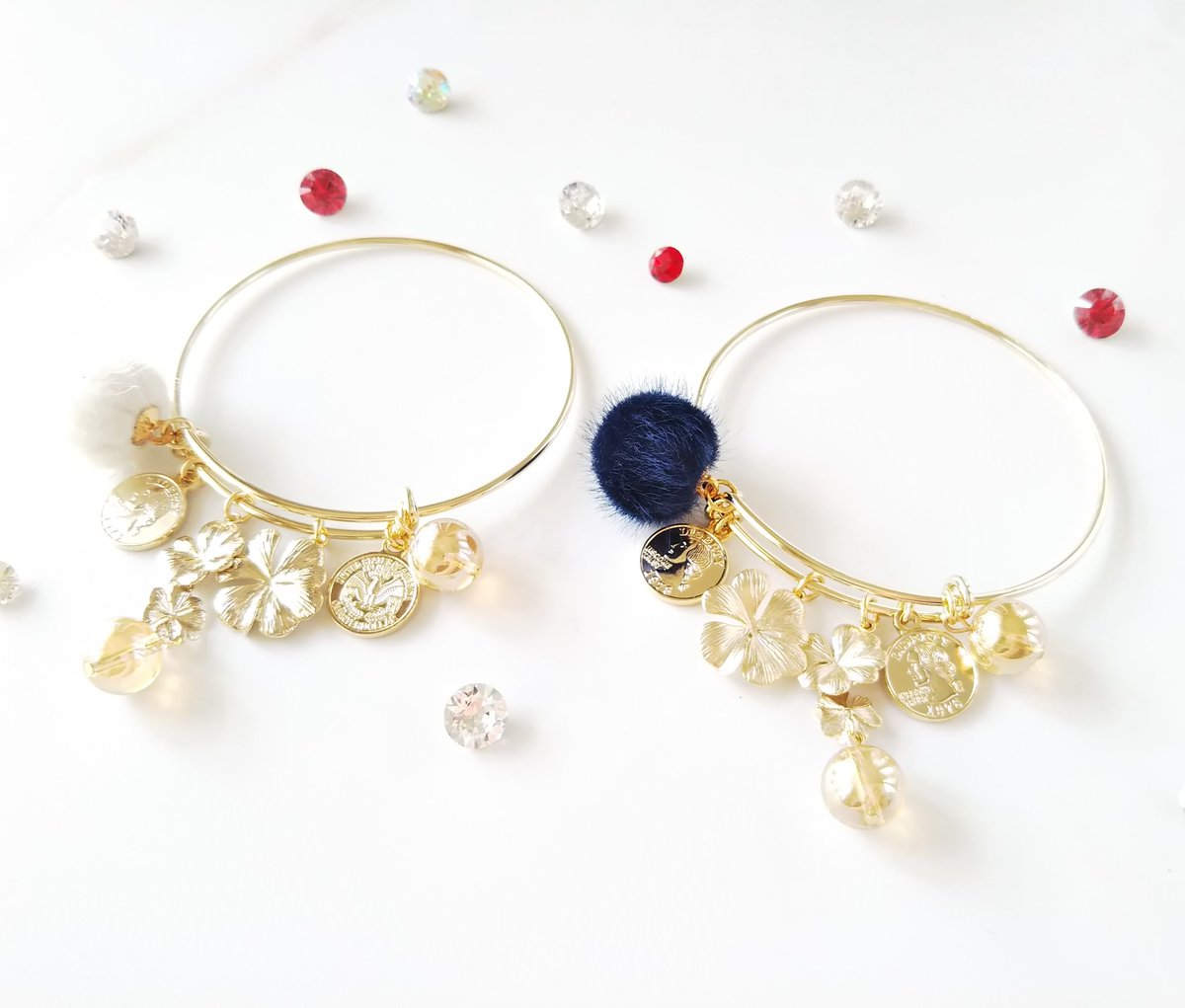 Graceyujewelry's tweet photo. #ミンネ さんにて出品致しました #レザーフラワーブレスレット #ファー取り外し可能 #バングル 😃 ３枚目は 委託先 #アンボンボンボンマルシェ 様に納品させていただきます。ごゆるりとご覧下さいませ😃 #ミンネで販売中  #minne #ハンドメイドアクセサリー https://t.co/35cIaWWMuv