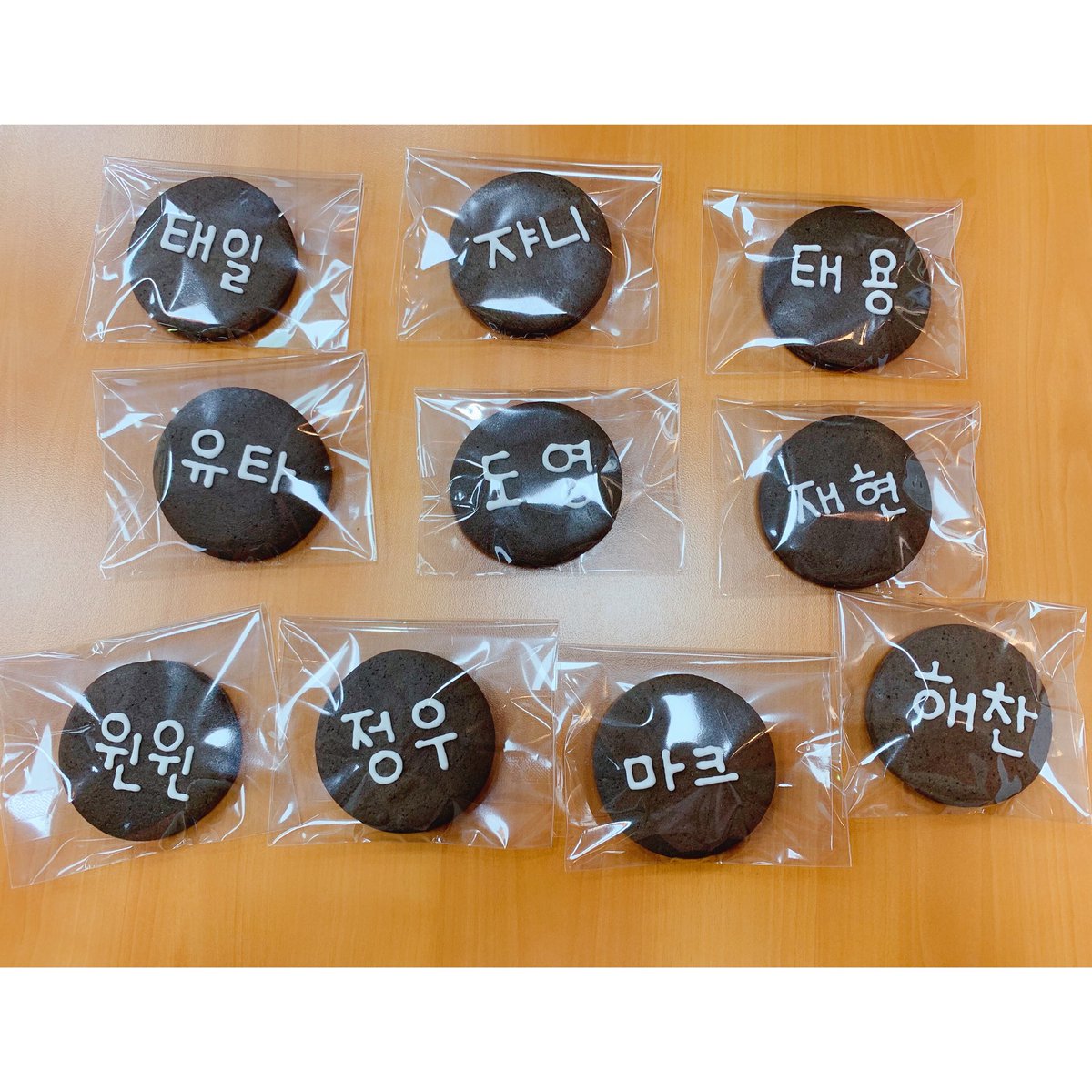 summerwith0606's tweet photo. <🔈추가이벤트🔈>

이번 서포트에 작은 이벤트를 추가했어요~~😍
멤버별 이름 적어 있는 쿠키를 준비 했어요~~🌟
1명은 2개씩 랜덤으로 들려요🎁
일요일도 달달한 아침으로 시작 ! 

📍：sbs 인가 
⏰：10.28  픽스 끝남
🍪：10종중 2랜덤 + 스티커 2장
(쿠키는 박스 안에 있고 🌱직접 뽑으세요) https://t.co/1QBKvsbzcf