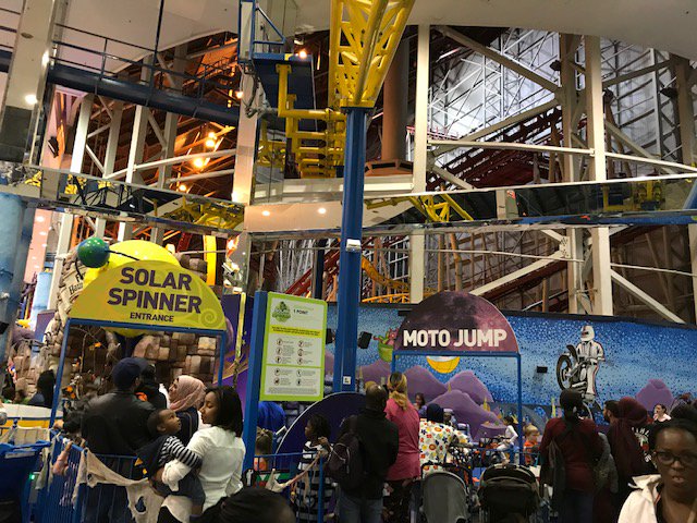 Ecole_LD's tweet photo. Les francophones étaient au rendez-vous  vendredi dernier pour "S'étourdir en français" au Galaxyland de West Edmonton Mall. #francophoneshorsquébec https://t.co/slE2R1C8MQ