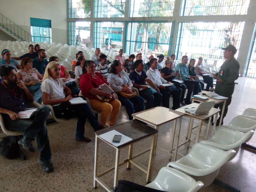 NotiEducate's tweet photo. #26Oct #PORTUGUESA Socializan con Teniente de la @ZODI_Portuguesa Waldermar Medina sobre #SoberaníaNacional participantes docentes de Sociales ,Subdirectores Académicos #CLIFM #CRA y Supervisores Circuitales del municipio #Páez @MPPEDUCACION @psuvaristobulo @VictorRLucena https://t.co/l4whLg7w8W