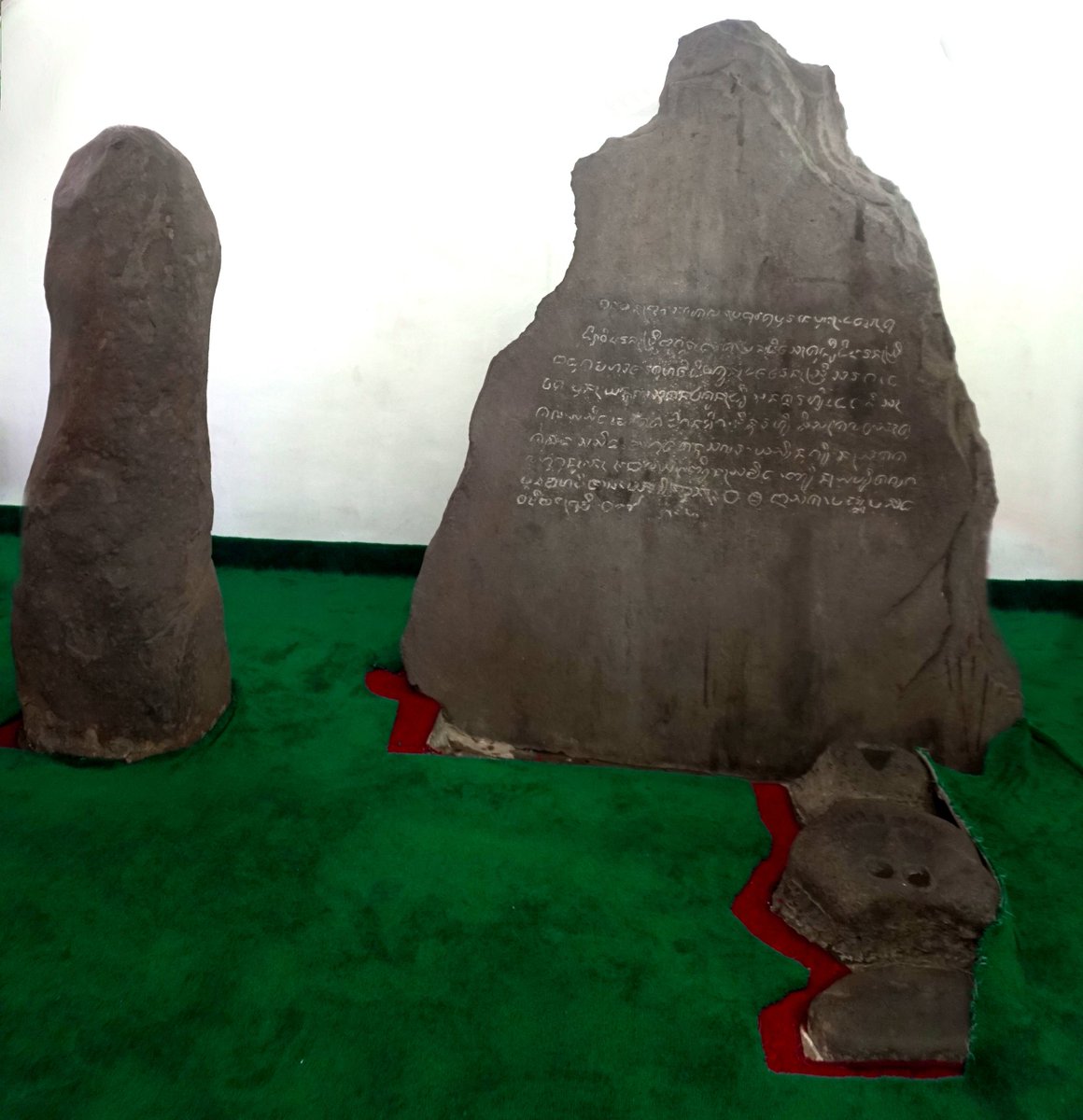 Gurilaps_ID's tweet photo. Prasasti Batu Tulis Bogor ditulis pada 1533 masehi dan merupakan sebuah tanda peringatan untuk memperingati 12 tahun wafatnya Sri Baduga Maharaja yang berkuasa pada 1482 sampai 1521 di Pakuan Pajajaran.
#GURILAPS #PesonaJawaBarat #WonderfulWestJava https://t.co/6FEATkxDqr