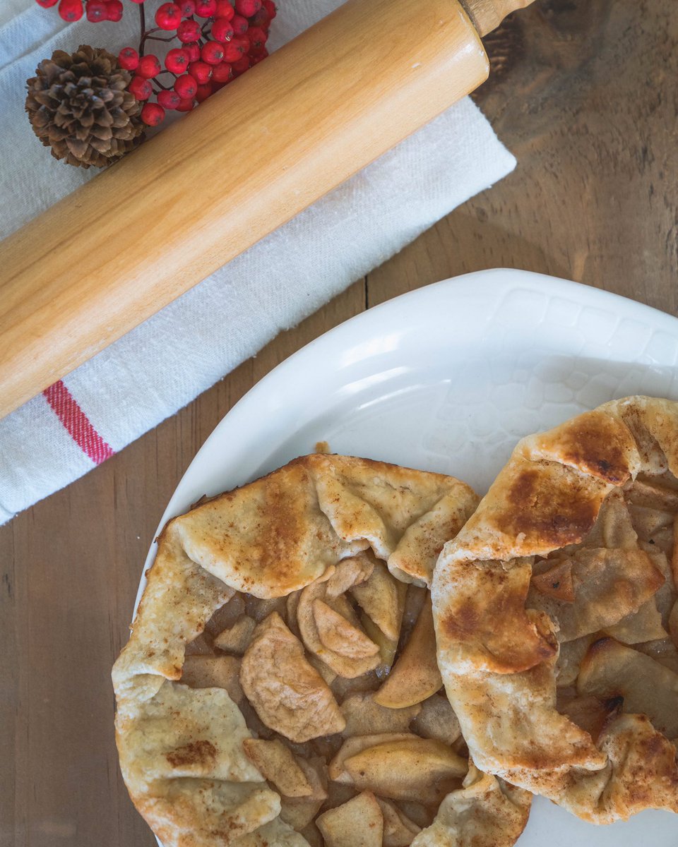 NEW on our menu: apple galettes! We use apples from a local vendor (<a href="/AppleLadyYYC/">AppleLady</a> ) and organic flour (@anitasorganic) sourced from our friends at <a href="/EnjoyAmaranth/">Amaranth Whole Foods</a> Arbour lake. Get them this Saturday from 10-1 at @farmersmakersmarket 👋🏽