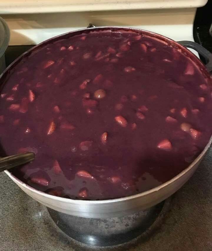 AdrianGonzalezF's tweet image. Ay, mi granny preparó un açaí súper tripeado nada que ver.
-Millennials aniñados descubren la colada morada.