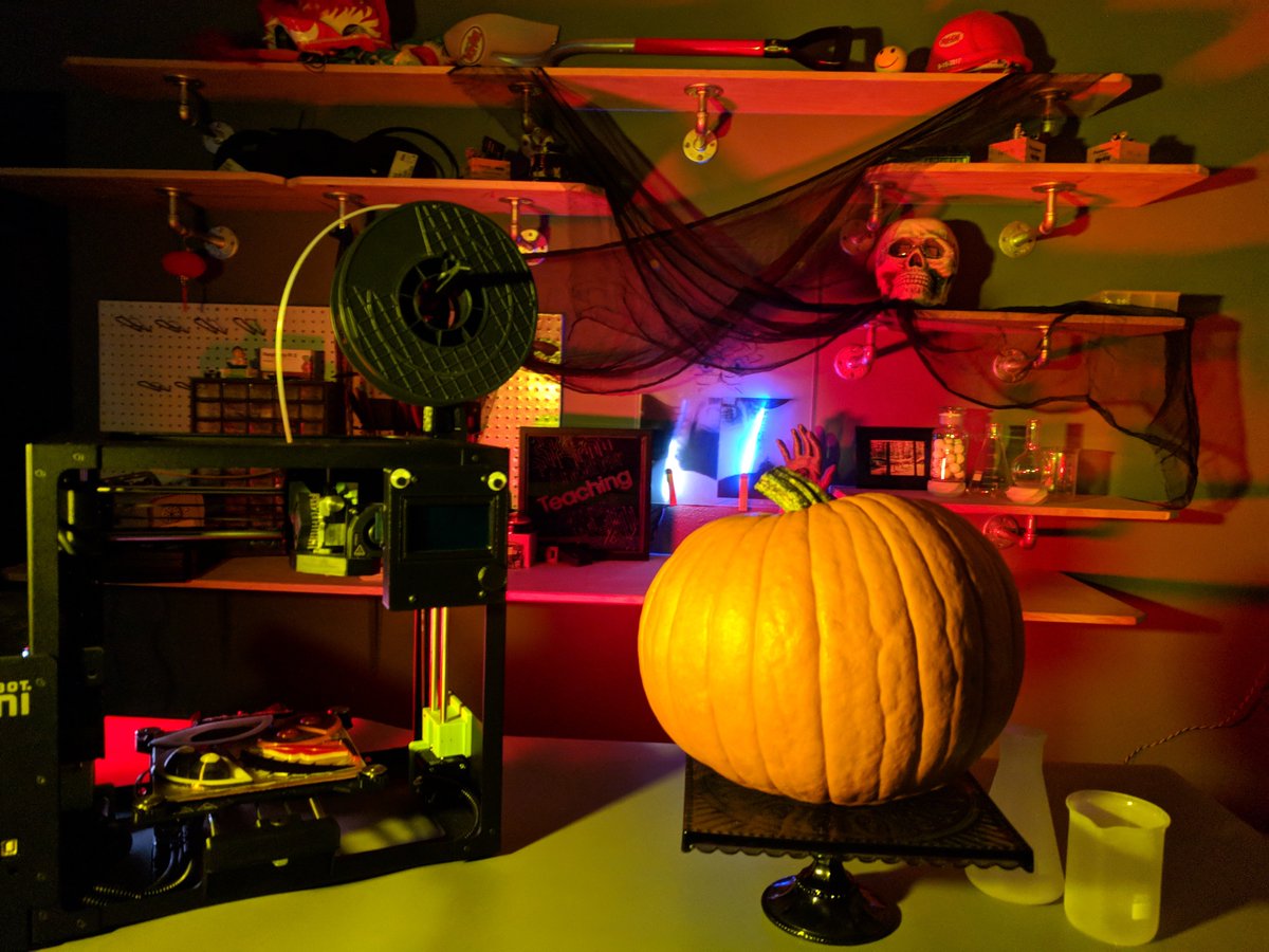 MakerIO's tweet image. You&apos;ve still got time to #HackAPumpkin!  

We&apos;re throwing in a #HalloWing, #CircuitPlayground, and MORE for the winner! Head to @YoungSciProbs @RobotMakerGirl for details! 

#NationalPumpkinDay