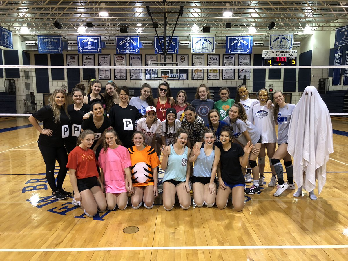 UnicornVB's tweet image. 2018 Halloween Practice! 🕸🦇💀🎃👻 #nbvb2018 #funtradition @MorganBaese @EWipf33 @RianMillership @allie_smylie @keriannk_