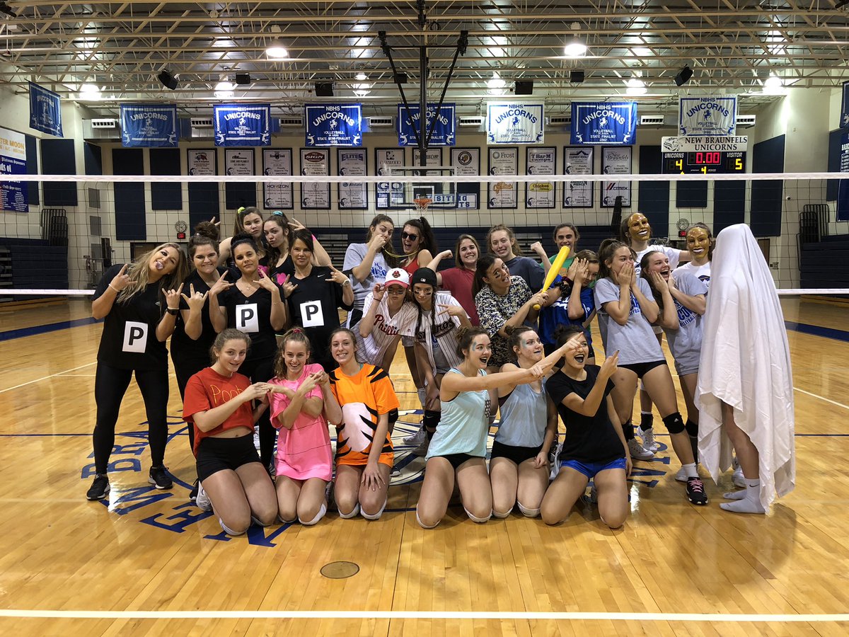 UnicornVB's tweet image. 2018 Halloween Practice! 🕸🦇💀🎃👻 #nbvb2018 #funtradition @MorganBaese @EWipf33 @RianMillership @allie_smylie @keriannk_