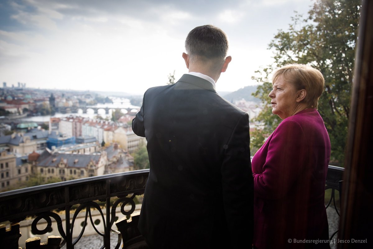 Foto: Kanzlerin Merkel im Gespräch mit dem tschechischen Ministerpräsidenten Babis über den Dächern von Prag