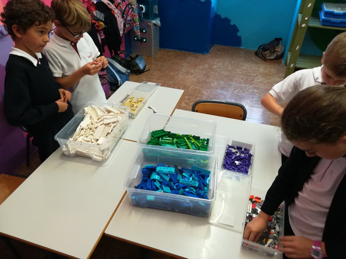 RealejosNazaret's tweet image. Estamos preparando nuestra #roboteca entre todos ¡Hemos comenzado a hablar de #robÉtica y nos entusiasma! @coleinnovadores