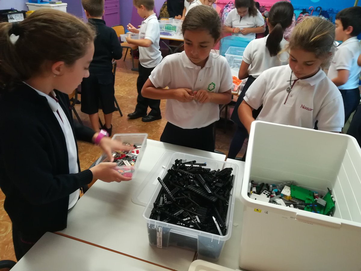 RealejosNazaret's tweet image. Estamos preparando nuestra #roboteca entre todos ¡Hemos comenzado a hablar de #robÉtica y nos entusiasma! @coleinnovadores