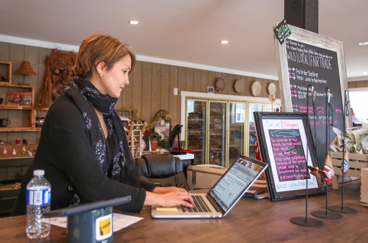CommerceCanada's tweet photo. Êtes-vous chef d’une #entrepriseautochtone? Ayez #VotreMotàDire et partagez vos idées sur la façon dont votre #entreprise peut bénéficier de l’attraction d’#investissements étrangers : https://t.co/XUjhAik1fL #PME #ConsultationsAPIE https://t.co/LtZjrAwpn9