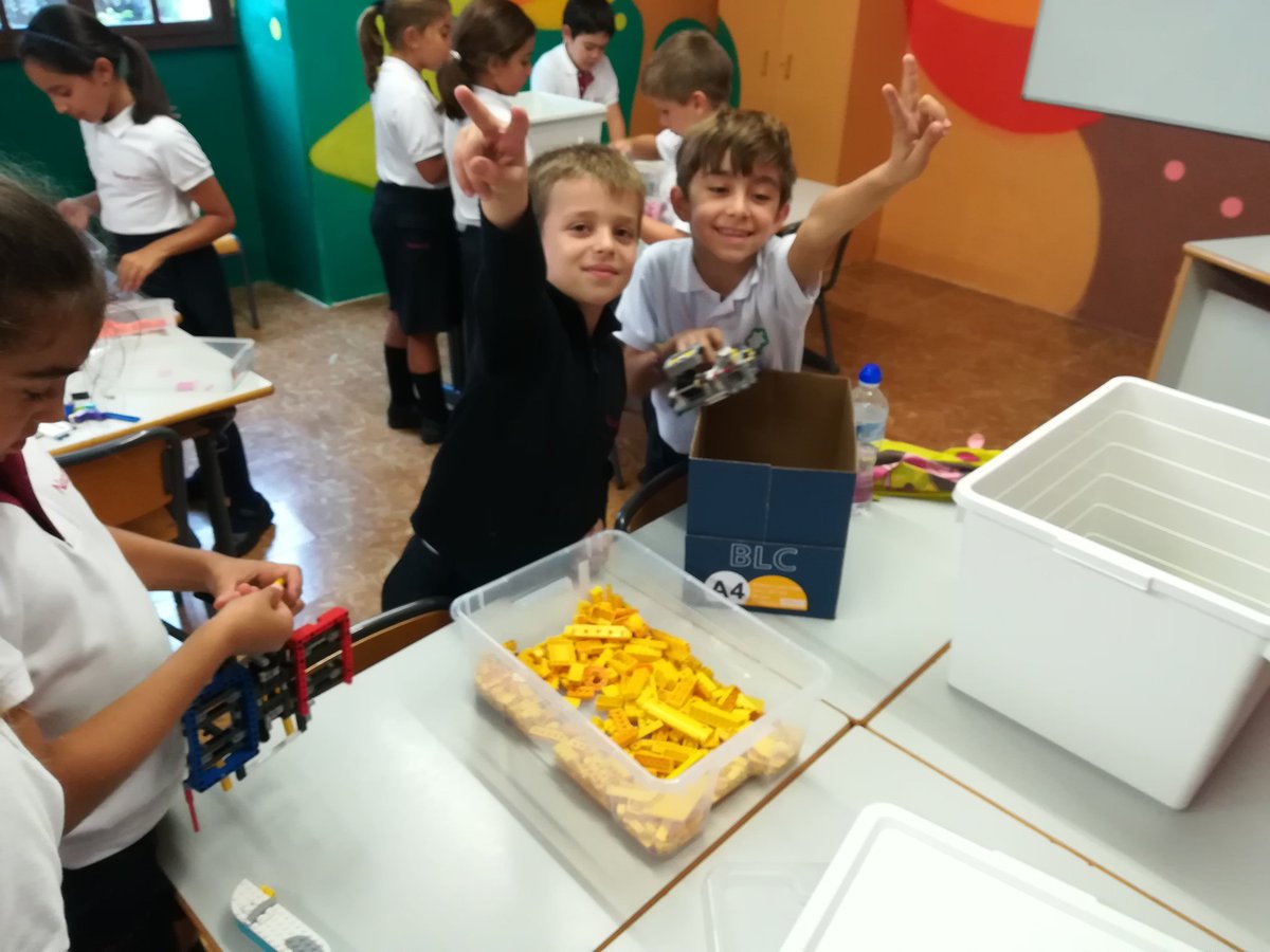 RealejosNazaret's tweet image. Estamos preparando nuestra #roboteca entre todos ¡Hemos comenzado a hablar de #robÉtica y nos entusiasma! @coleinnovadores