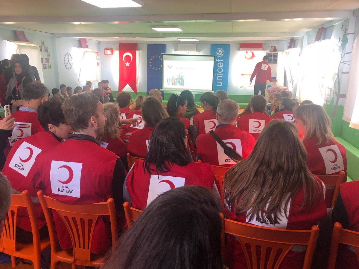 Kizilay's tweet photo. #PERCO heyeti Öncüpınar'da bulunan Türk Kızılayı Çocuk Koruma Alanını da ziyaret etti. https://t.co/l91azeYlUt