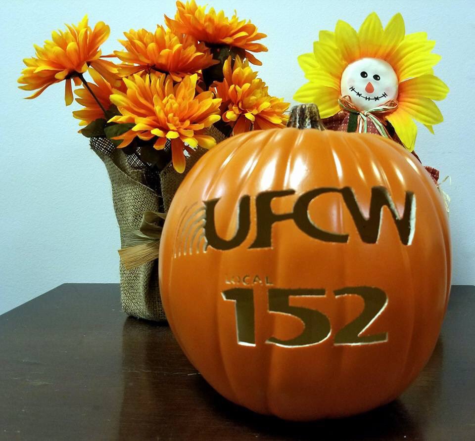 ufcwlocal152's tweet photo. 🎃 Today is #NationalPumpkinDay! No one celebrates today quite like our member Chris!

Chris is a #shopsteward at #AcmeMarkets in Seaville, NJ, who carves custom jack-o-lanterns. We proudly display ours in the #UFCWLocal152 office! 

#ufcw #unionpride https://t.co/bEv0StOyXc