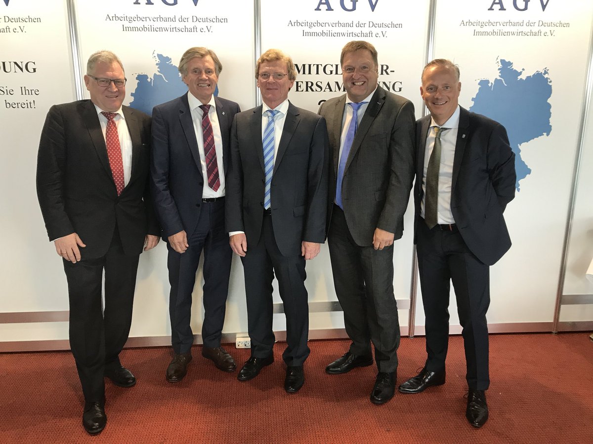 VdWRW's tweet photo. Olaf Rabsilber, Vorstand Gemeinnützige #Wohnungsgenossenschaft #Oberhausen -Sterkrade und Verbandsratsmitglied im #VdWRW, einstimmig zum Vorstandsvorsitzenden des #AGV in Nachfolge von Werner Dacol, Geschäftsführer der #Aachener Siedlungs- und Wohnungsgesellschaft, gewählt. https://t.co/rnEO5Lx1LR