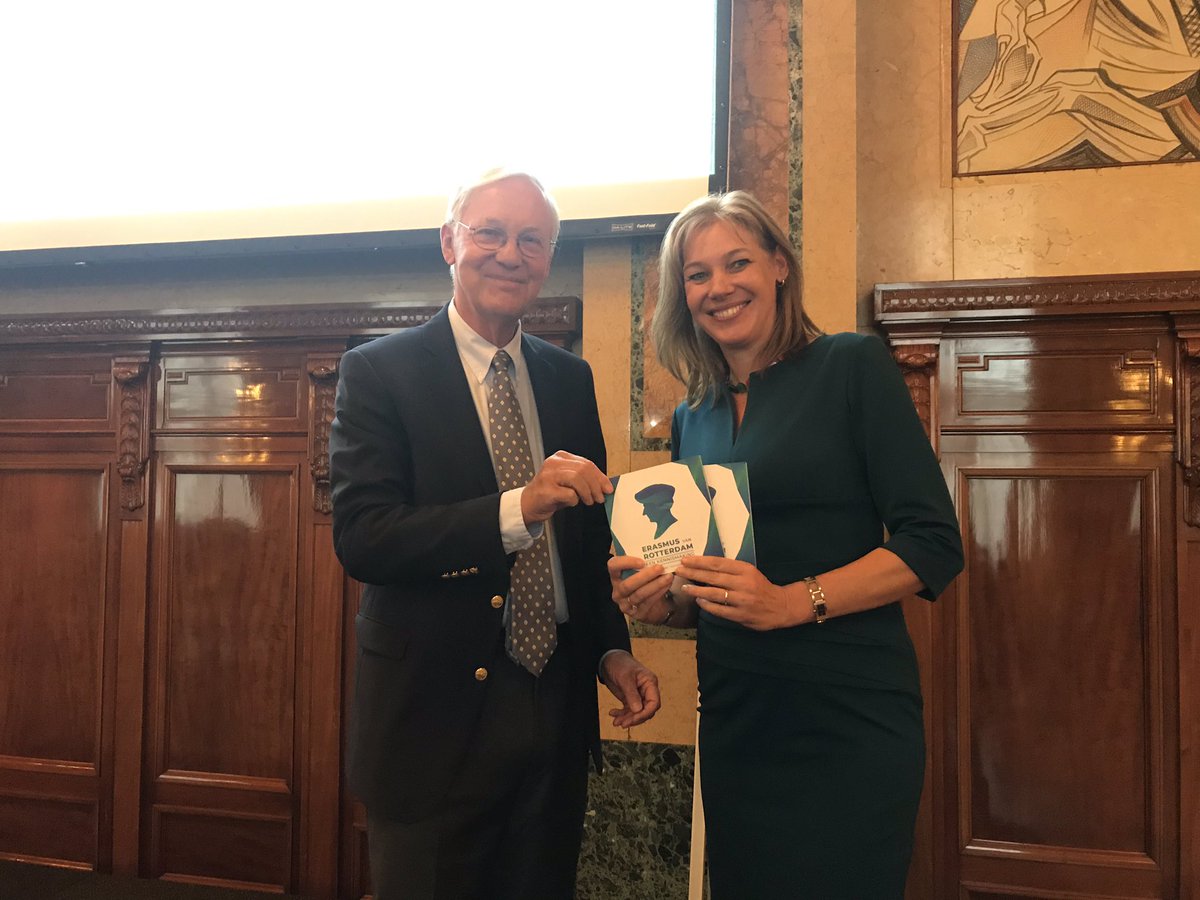 ErasmusRdam's tweet photo. Eerste exemplaar van boekje ‘Erasmus van Rotterdam: een kennismaking’ is overhandigd aan wethouder @judithbokhove #erasmusweek https://t.co/ussdOVnWys