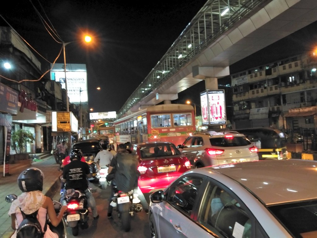 richapintoi's tweet photo. Never a day in #Bandra that you will not find #traffic at the Lucky signal :( https://t.co/ga2t4fKKyu