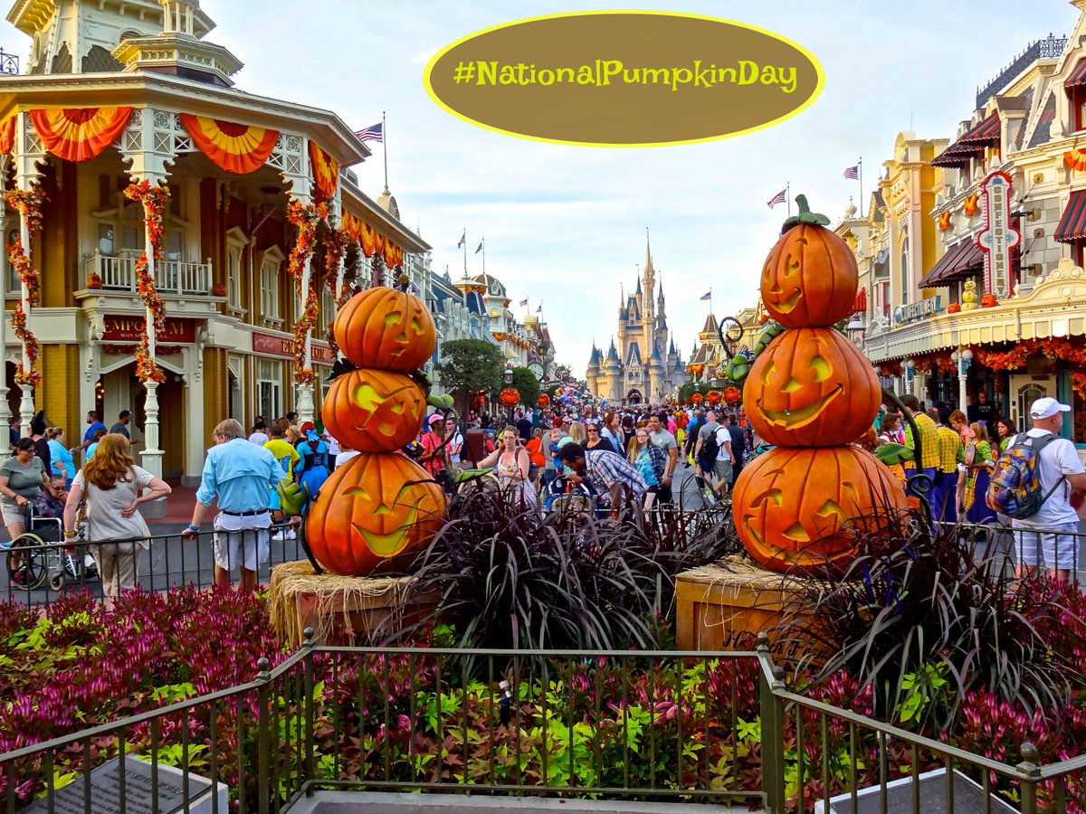 FunAndFork's tweet photo. #NationalPumpkinDay! Fall is one of my favorite seasons at the #Disney theme parks, as they're decked out with the colors of Autumn! Who says we don't have "seasons" in #Florida? #FridayFeeling #Friyay #FridayMotivation #LoveFL #FallInFlorida #MagicKingdom https://t.co/tHRpX2jktm