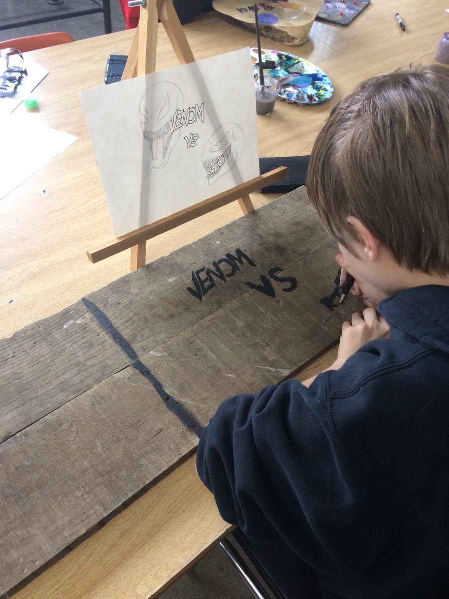 jfr_visualart's tweet image. Grade 10’s working on graffiti assignments at Ross!