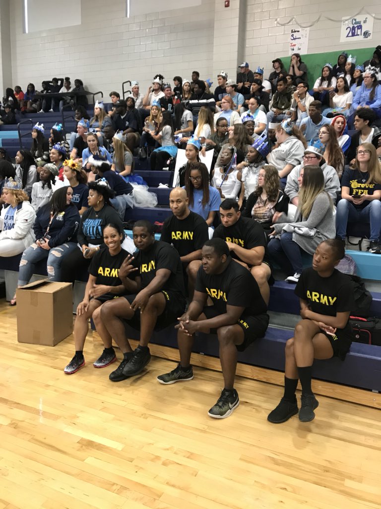 StaffsergeantJ's tweet photo. Hinesville Recruiting Station and Company 1sg out at #LongCountyHigh participating in a Homecoming pep-rally. We support the students, while conducting #Teambuilding events. @USARECPAO @USArmy2ndRecBDE @USArmyJaxBn @CSM_Ruiz #SavannahCo #HinesvilleSta https://t.co/fOc2giUIne