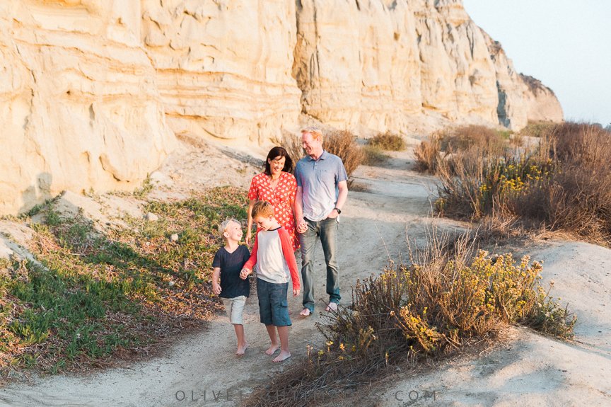 Connection, laughter, love.
That's what I'm after...for your holiday cards, your walls, your mantels, your memories.
#olivelightstyle #olivelightimages #momazine #dearphotographer #mozimag #lifeandlensblog #sanclementefamilyphotographer #sanclementelifestylephotographer