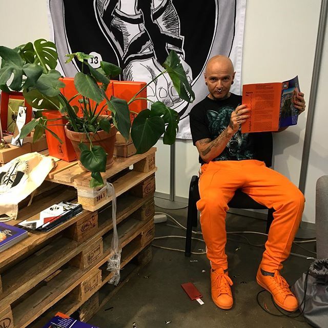 Forfatter <a href="/nikolajism/">Nikolaj Tange Lange</a> har taget orange på i dagens anledning 🧡🏀🍊 #bogforum18 ift.tt/2z8tYJG