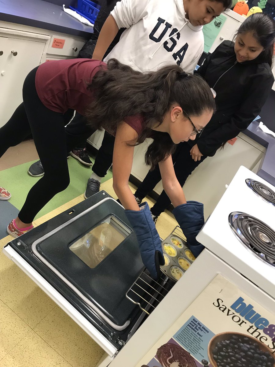 MMSMustangPride's tweet photo. Let’s Get Cooking this week:  omelette muffins and green machine smoothie-icles!  @MMSMustangPride students in the cooking elective practice their measuring, mixing, cooking, and cleaning skills in the kitchen daily!  #mustangpride #momentsinmoreland #cookANDclean https://t.co/duYAUWByLP