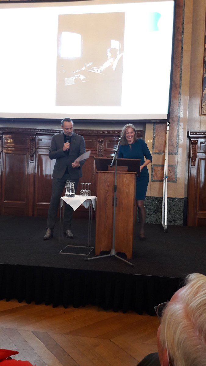 JantjeSt's tweet photo. In het spoor van @DesideriErasmus.  Hugo Borst kersverse ontvanger van de Lof der Zotheid-speld, net uitgereikt door wth @judithbokhove: "machtigen en rijken dienen de schijn ipv het wezen der dingen", zoals de zorg voor patiënten. https://t.co/uycBdALCDf