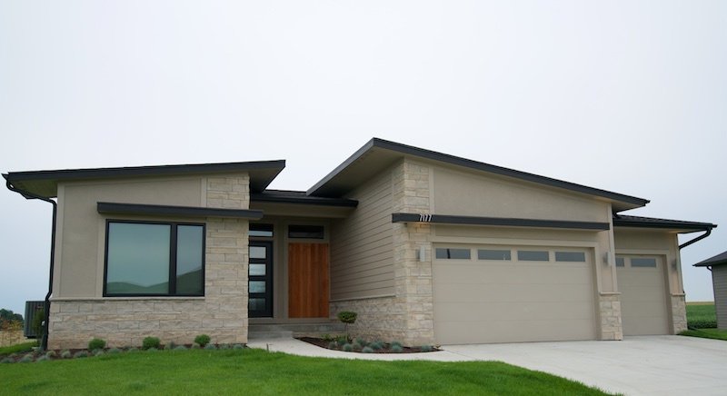 In single-family homes, thin veneers are a quick way to increase curb appeal without the structural requirements of full bed veneers. Learn more about this ever-growing product, hubs.ly/H0fhwtb0
#UseNaturalStone #NaturalStoneVeneers
