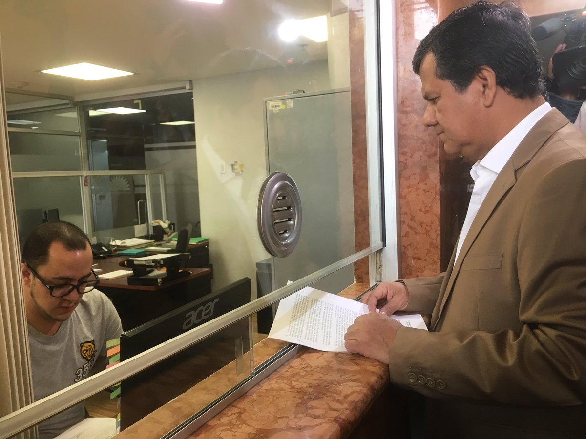 eluniversocom's tweet photo. .@EliseoAzueroR como presidente de la comisión multipartidista presenta el informe que recomienda la destitución de @Normita_Vallejo (AP) por gestionar cargos públicos. Vía @vicenteopi #CasoDiezmos https://t.co/2OMgotK32t