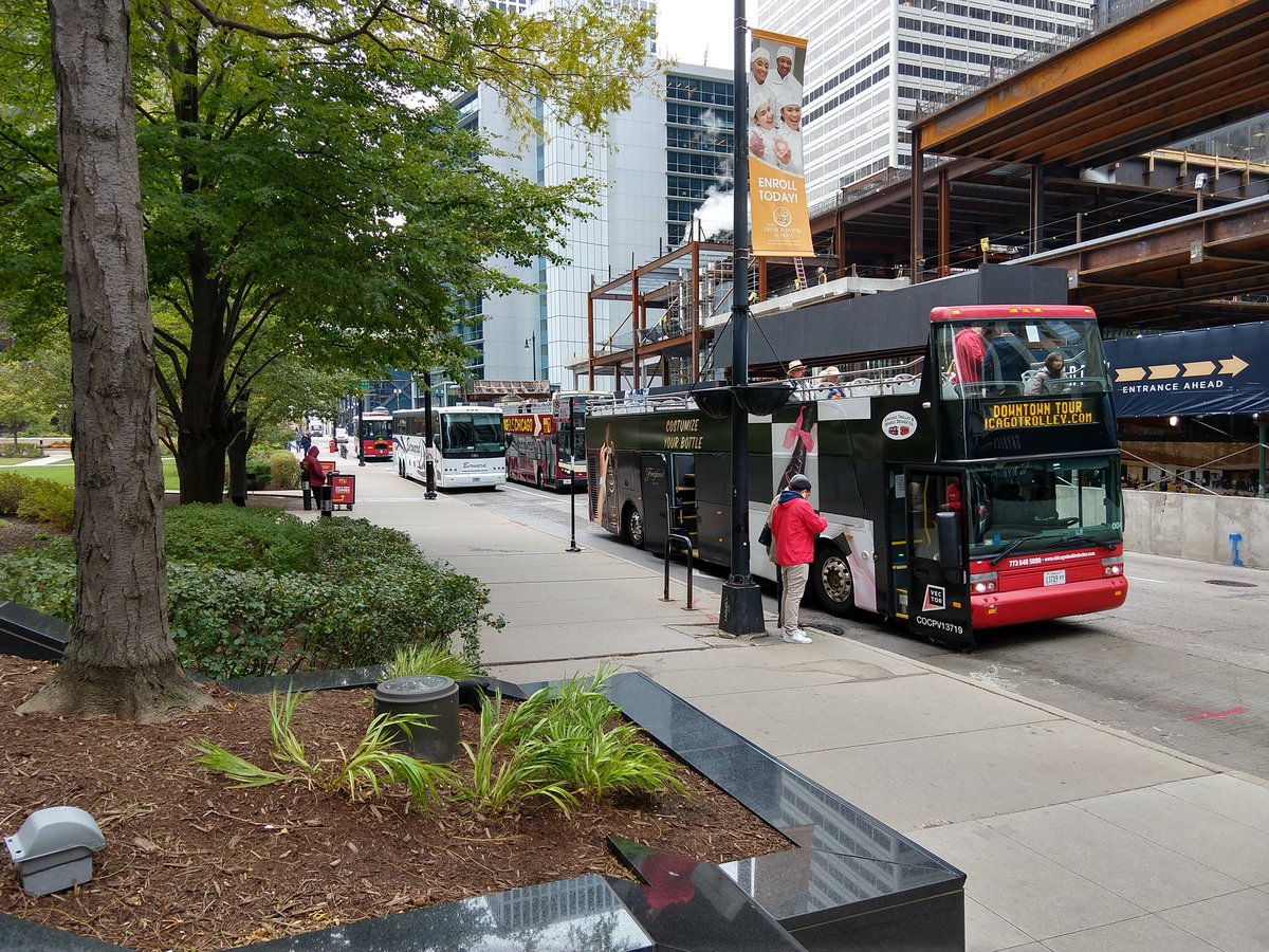 ChiTransitPlan's tweet photo. Not sure this is what @ChicagoDOT had in mind for this bus lane on Jackson. #BusParking https://t.co/IrjCtudQVc